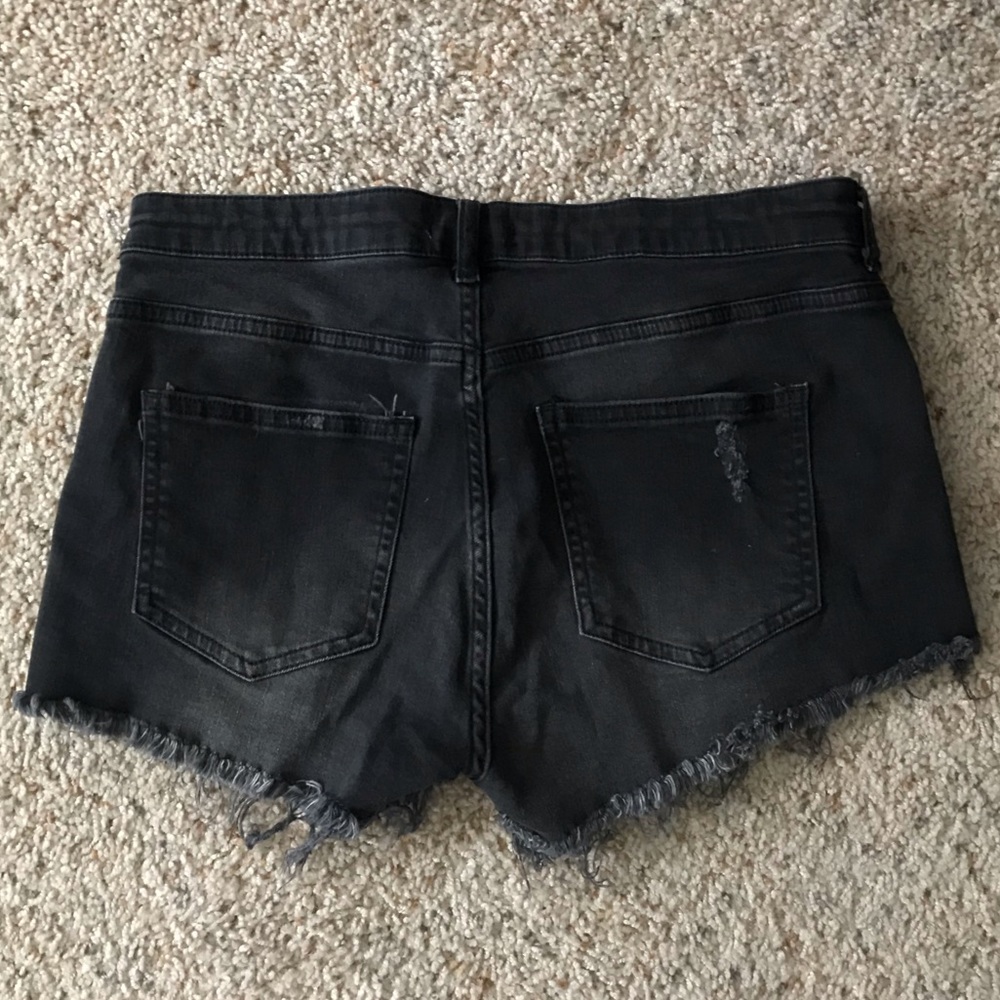 H&M Distressed shorts - Picture 2 of 3